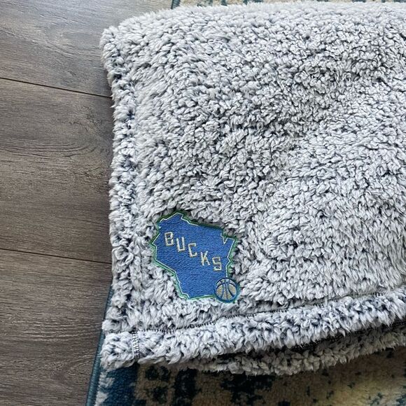 Milwaukee Bucks Port Authority Throw Blanket - Picture 3 of 3